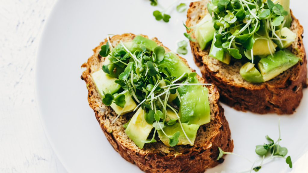 Gesunde Ernährung bei CED: Vollkornbrot mit Avocado &amp; frischen Sprossen